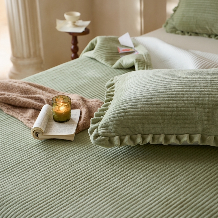 91家纺网 家纺一手货源 找家纺 安莱生活 2025年秋冬新品200克牛奶绒花边床盖单品床盖床盖单件 豆绿