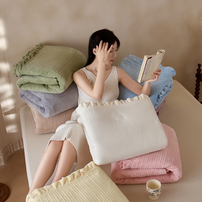 91家纺网 家纺一手货源 找家纺 安莱生活 2025年秋冬新品200克牛奶绒花边床盖单品床盖床盖单件 组合图仅做展示不可下单