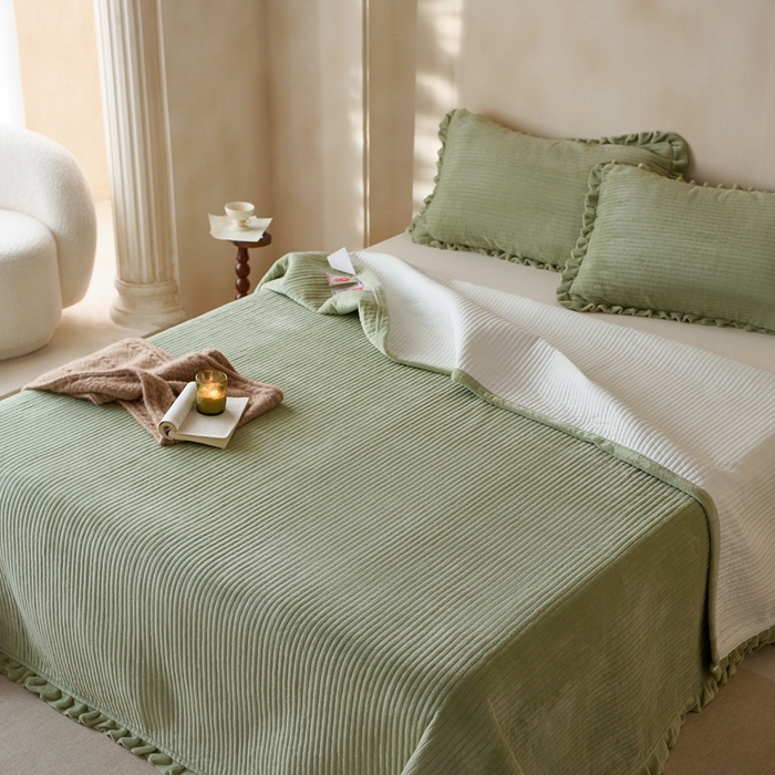 91家纺网 家纺一手货源 找家纺 安莱生活 2025年秋冬新品200克牛奶绒花边床盖单品床盖床盖单件 豆绿