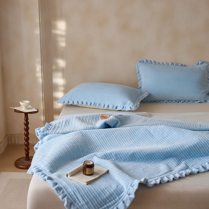 91家纺网 家纺一手货源 找家纺 安莱生活 2025年秋冬新品200克牛奶绒花边床盖单品床盖床盖单件 天蓝