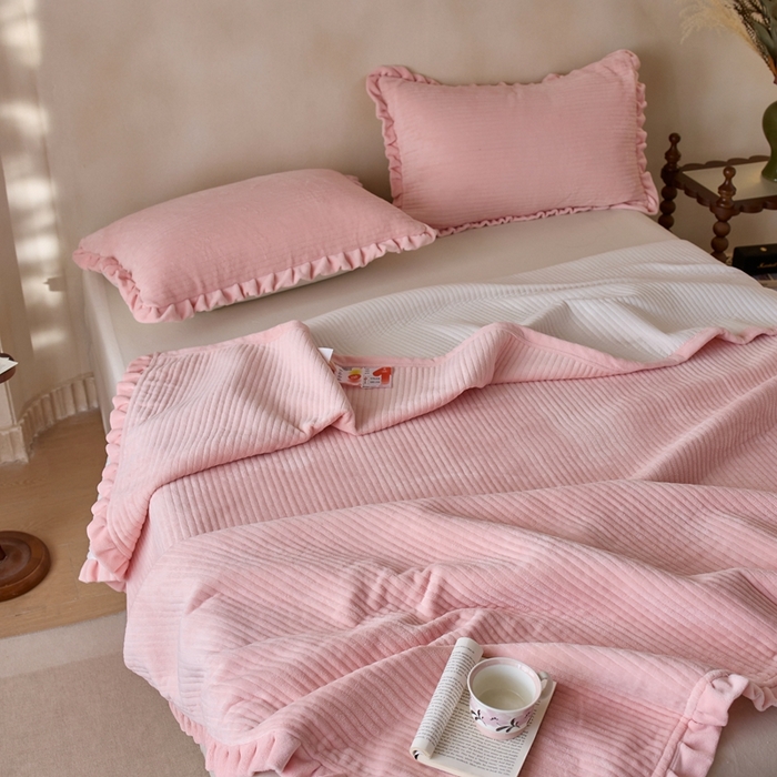 91家纺网 家纺一手货源 找家纺 安莱生活 2025年秋冬新品200克牛奶绒花边床盖单品床盖床盖单件 桃粉