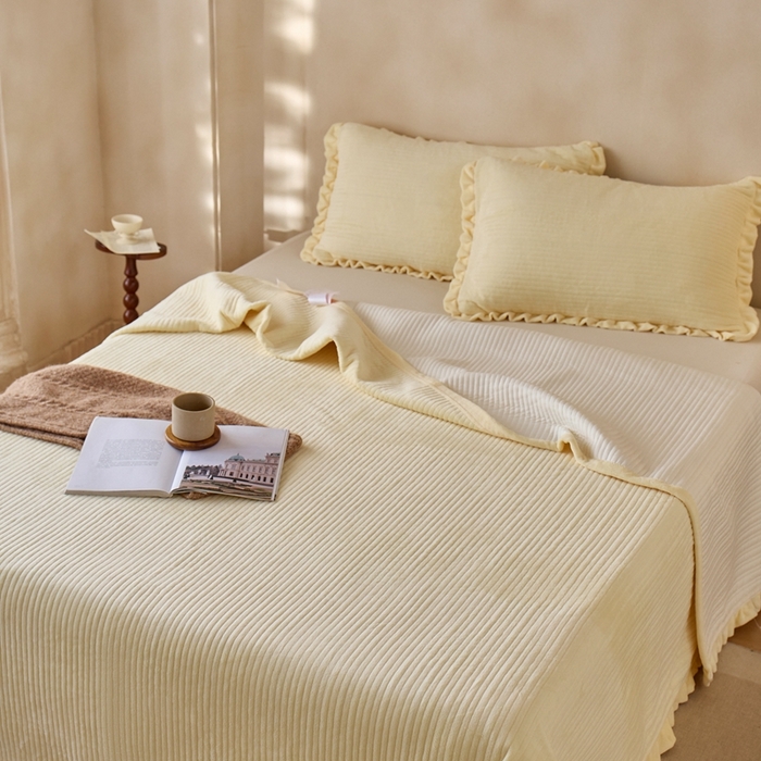 91家纺网 家纺一手货源 找家纺 安莱生活 2025年秋冬新品200克牛奶绒花边床盖单品床盖床盖单件 嫩黄