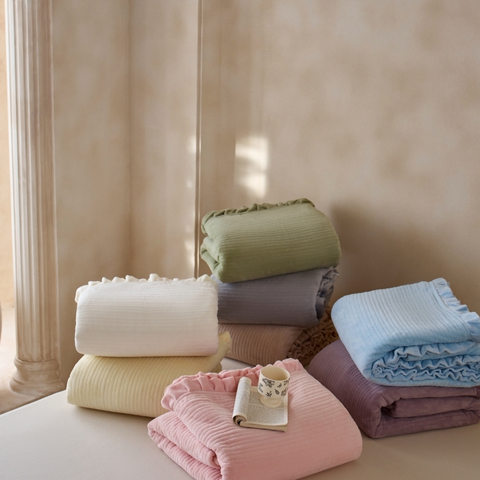 91家纺网 家纺一手货源 找家纺 安莱生活 2025年秋冬新品200克牛奶绒花边床盖单品床盖床盖单件 组合图仅做展示不可下单