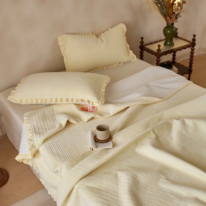 91家纺网 家纺一手货源 找家纺 安莱生活 2025年秋冬新品200克牛奶绒花边床盖单品床盖床盖单件 嫩黄