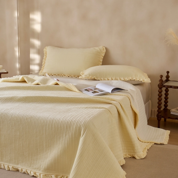 91家纺网 家纺一手货源 找家纺 安莱生活 2025年秋冬新品200克牛奶绒花边床盖单品床盖床盖单件 嫩黄