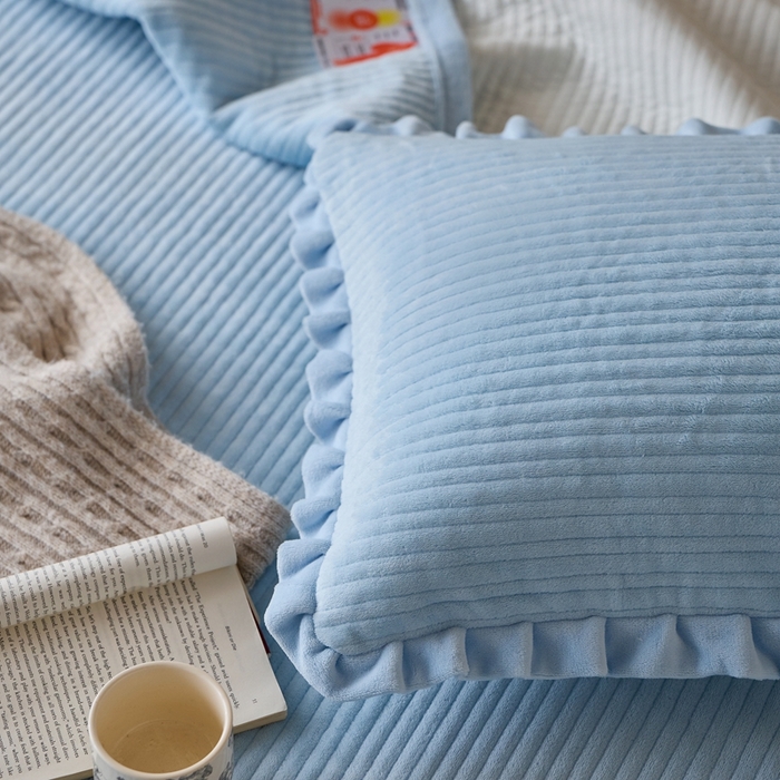 91家纺网 家纺一手货源 找家纺 安莱生活 2025年秋冬新品200克牛奶绒花边床盖单品床盖床盖单件 天蓝