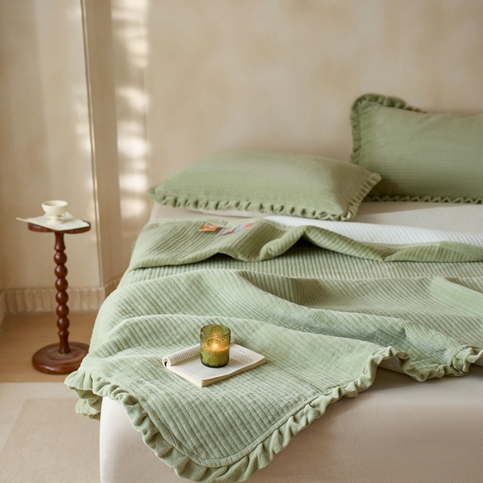 91家纺网 家纺一手货源 找家纺 安莱生活 2025年秋冬新品200克牛奶绒花边床盖单品床盖床盖单件 豆绿