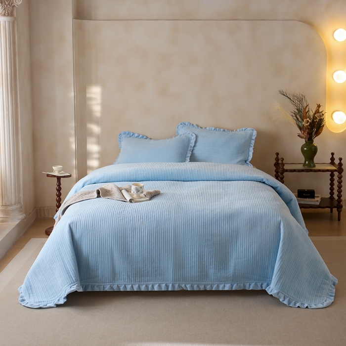 91家纺网 家纺一手货源 找家纺 安莱生活 2025年秋冬新品200克牛奶绒花边床盖单品床盖床盖单件 天蓝