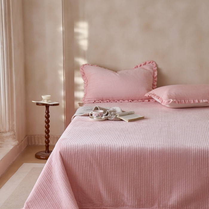 91家纺网 家纺一手货源 找家纺 安莱生活 2025年秋冬新品200克牛奶绒花边床盖单品床盖床盖单件 桃粉