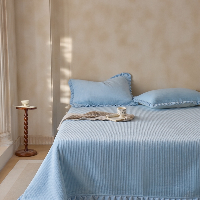 91家纺网 家纺一手货源 找家纺 安莱生活 2025年秋冬新品200克牛奶绒花边床盖单品床盖床盖单件 天蓝