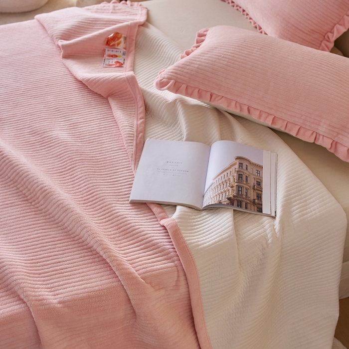 91家纺网 家纺一手货源 找家纺 安莱生活 2025年秋冬新品200克牛奶绒花边床盖单品床盖床盖单件 桃粉