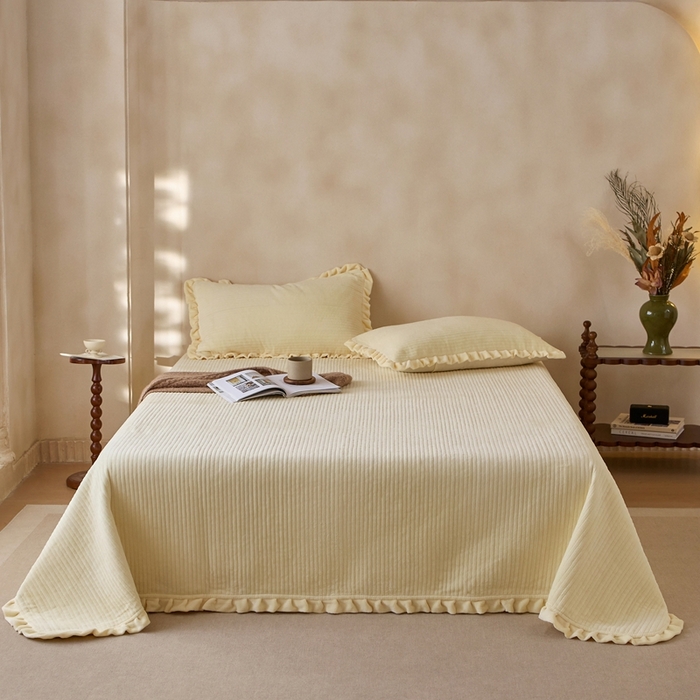 安莱生活 2025年秋冬新品200克牛奶绒花边床盖单品床盖床盖单件 嫩黄