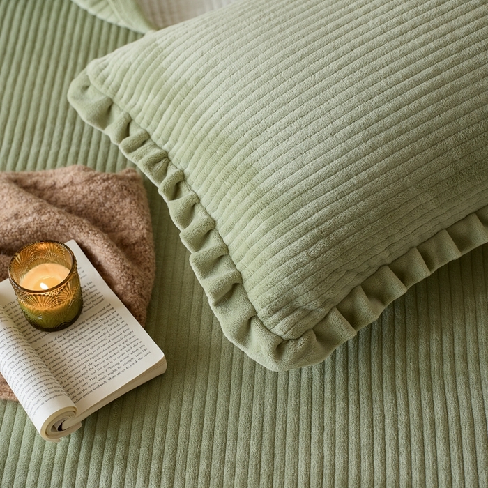 91家纺网 家纺一手货源 找家纺 安莱生活 2025年秋冬新品200克牛奶绒花边床盖单品床盖床盖单件 豆绿