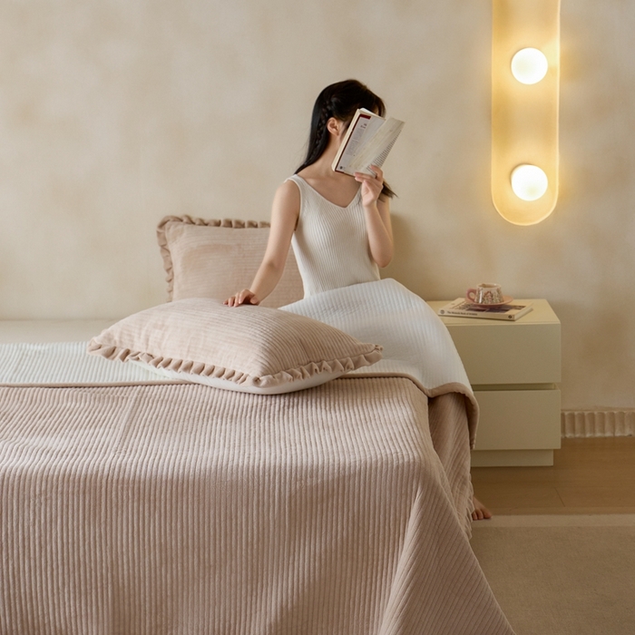 91家纺网 家纺一手货源 找家纺 安莱生活 2025年秋冬新品200克牛奶绒花边床盖单品床盖床盖单件 卡其