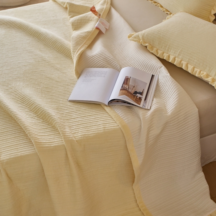 91家纺网 家纺一手货源 找家纺 安莱生活 2025年秋冬新品200克牛奶绒花边床盖单品床盖床盖单件 嫩黄