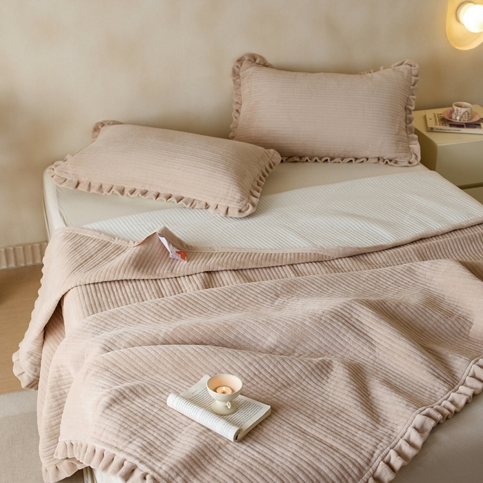 91家纺网 家纺一手货源 找家纺 安莱生活 2025年秋冬新品200克牛奶绒花边床盖单品床盖床盖单件 卡其