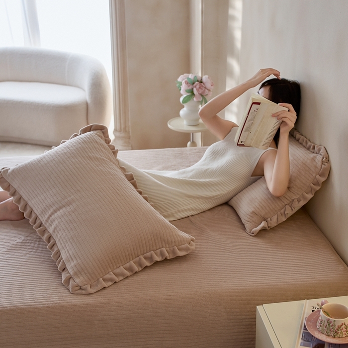 91家纺网 家纺一手货源 找家纺 安莱生活 2025年秋冬新品200克牛奶绒花边床盖单品床盖床盖单件 卡其