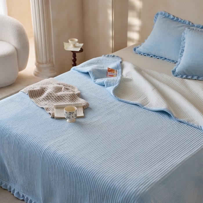 91家纺网 家纺一手货源 找家纺 安莱生活 2025年秋冬新品200克牛奶绒花边床盖单品床盖床盖单件 天蓝