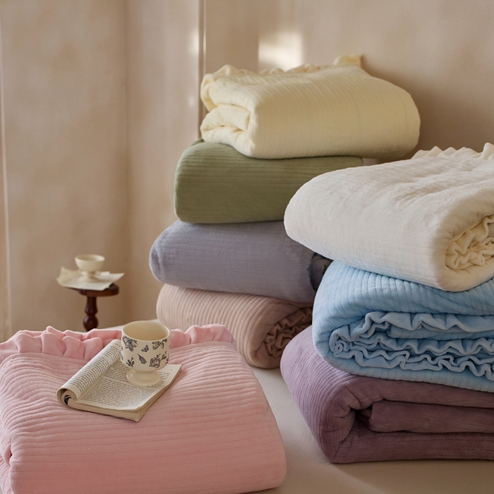 91家纺网 家纺一手货源 找家纺 安莱生活 2025年秋冬新品200克牛奶绒花边床盖单品床盖床盖单件 组合图仅做展示不可下单