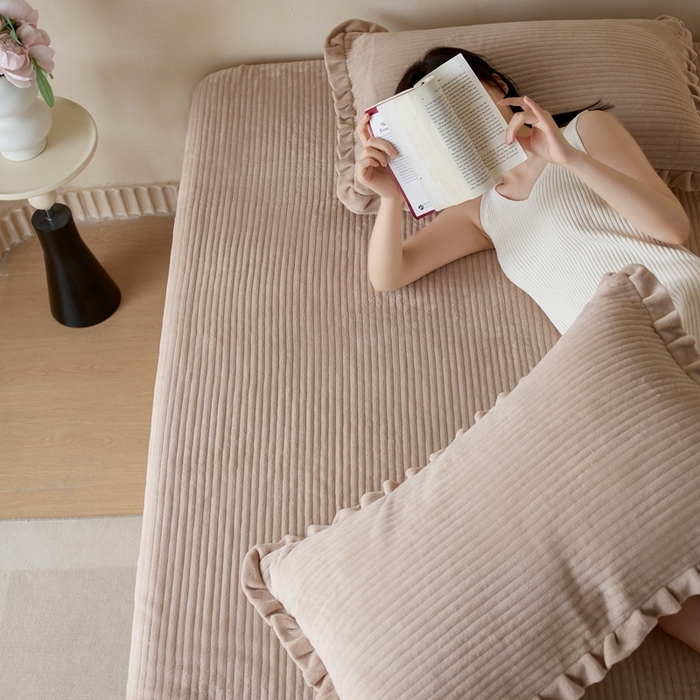 91家纺网 家纺一手货源 找家纺 安莱生活 2025年秋冬新品200克牛奶绒花边床盖单品床盖床盖单件 卡其