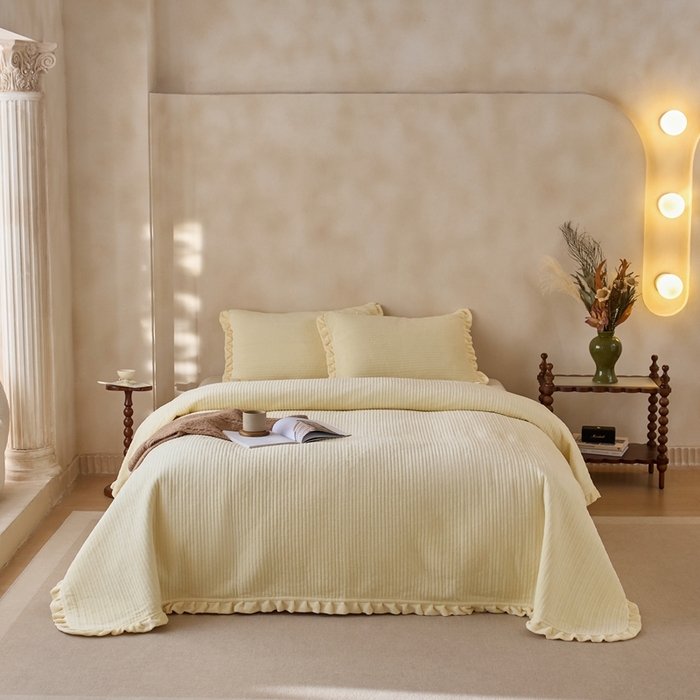 91家纺网 家纺一手货源 找家纺 安莱生活 2025年秋冬新品200克牛奶绒花边床盖单品床盖床盖单件 嫩黄