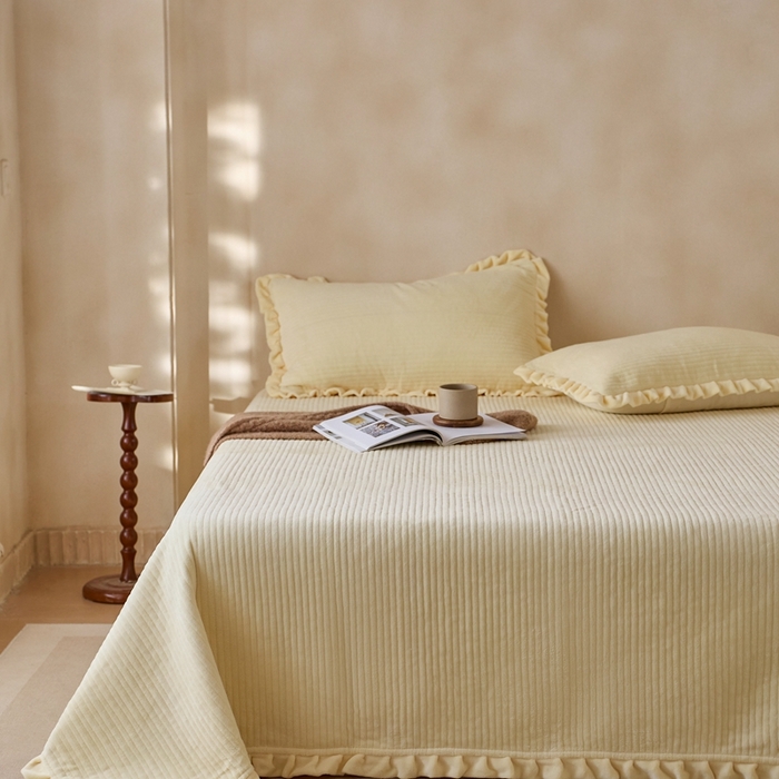 91家纺网 家纺一手货源 找家纺 安莱生活 2025年秋冬新品200克牛奶绒花边床盖单品床盖床盖单件 嫩黄