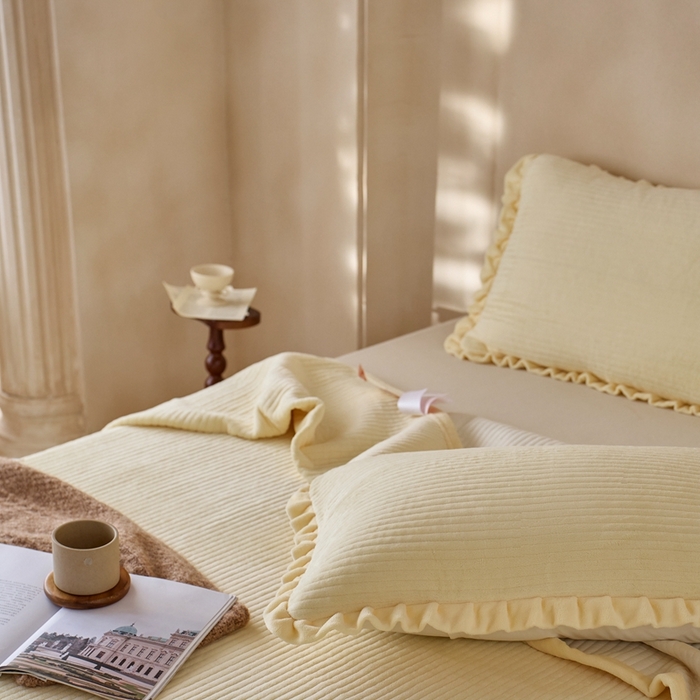 91家纺网 家纺一手货源 找家纺 安莱生活 2025年秋冬新品200克牛奶绒花边床盖单品床盖床盖单件 嫩黄