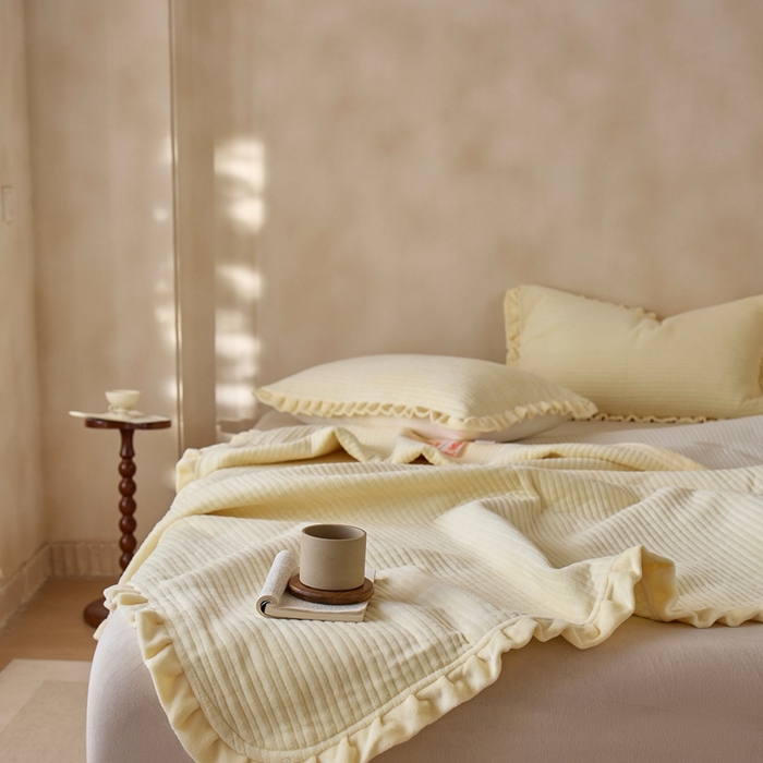 91家纺网 家纺一手货源 找家纺 安莱生活 2025年秋冬新品200克牛奶绒花边床盖单品床盖床盖单件 嫩黄