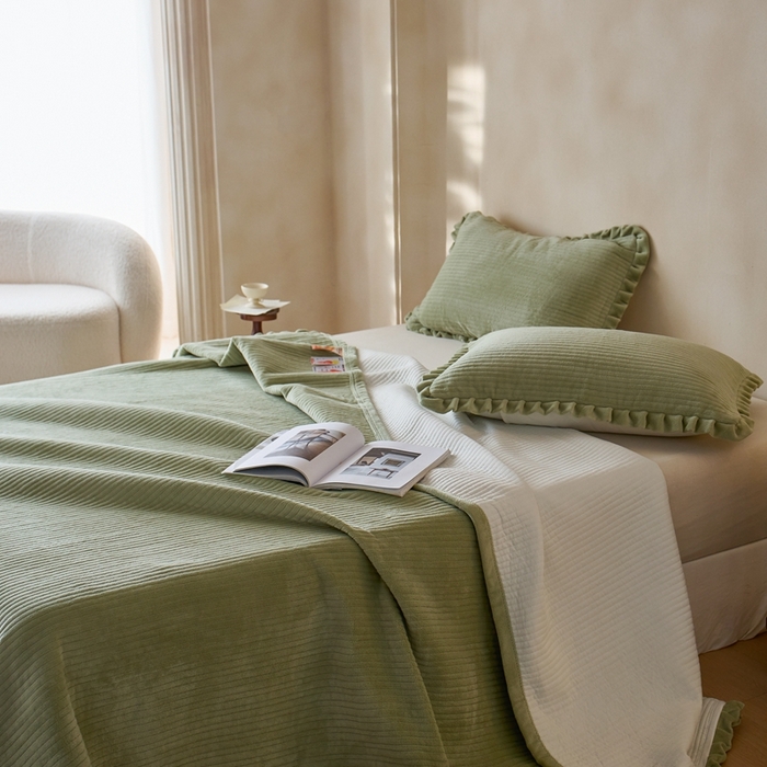 91家纺网 家纺一手货源 找家纺 安莱生活 2025年秋冬新品200克牛奶绒花边床盖单品床盖床盖单件 豆绿