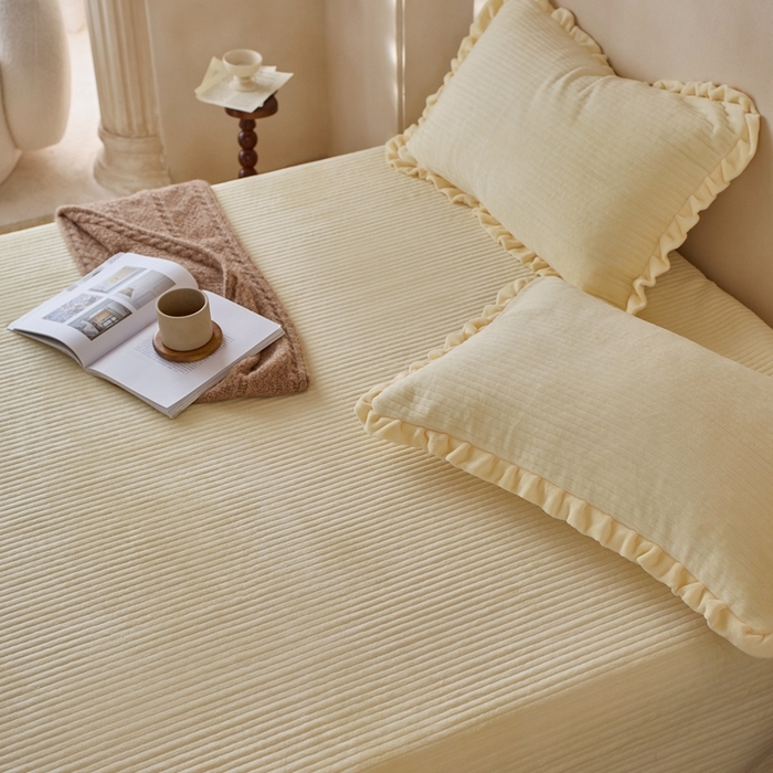 91家纺网 家纺一手货源 找家纺 安莱生活 2025年秋冬新品200克牛奶绒花边床盖单品床盖床盖单件 嫩黄