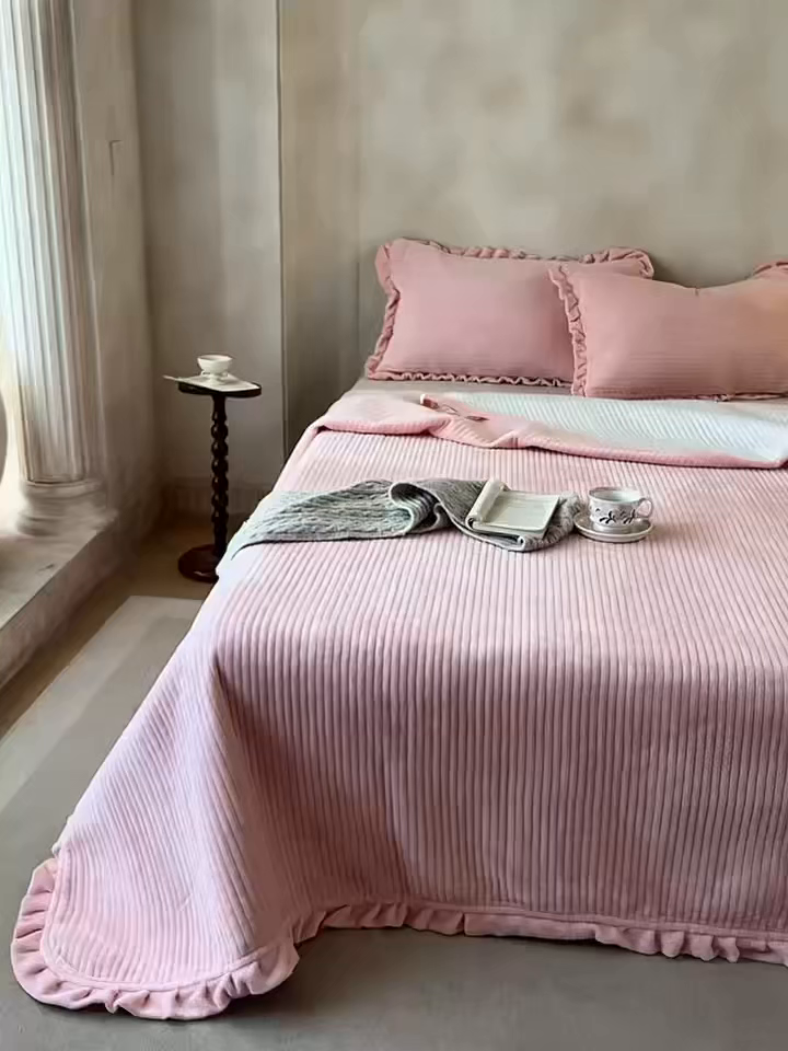 91家纺网 家纺一手货源 找家纺 安莱生活 2025年秋冬新品200克牛奶绒花边床盖单品床盖床盖单件 桃粉