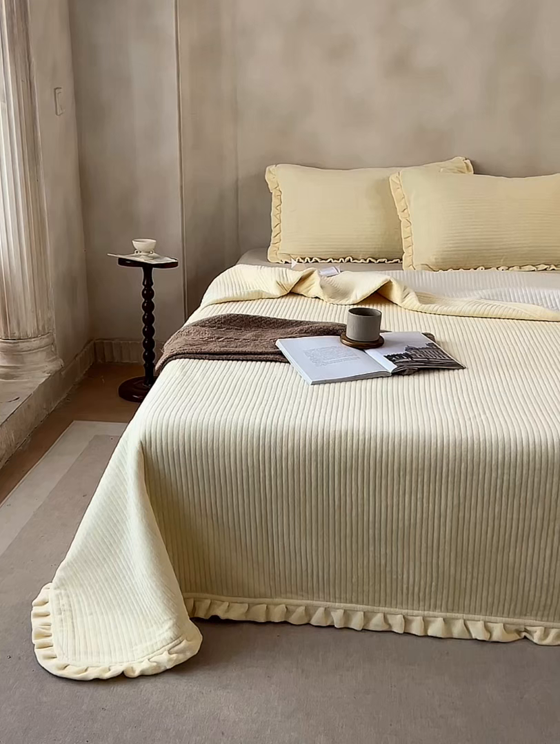 91家纺网 家纺一手货源 找家纺 安莱生活 2025年秋冬新品200克牛奶绒花边床盖单品床盖床盖单件 嫩黄