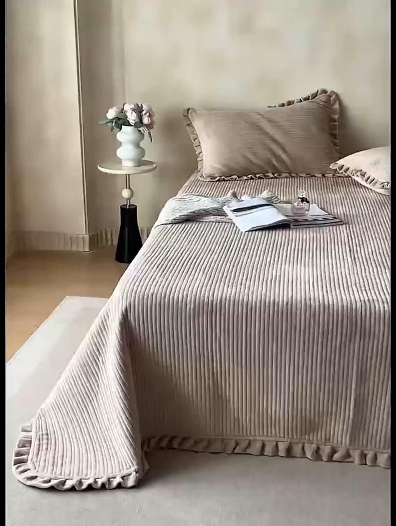 91家纺网 家纺一手货源 找家纺 安莱生活 2025年秋冬新品200克牛奶绒花边床盖单品床盖床盖单件 卡其