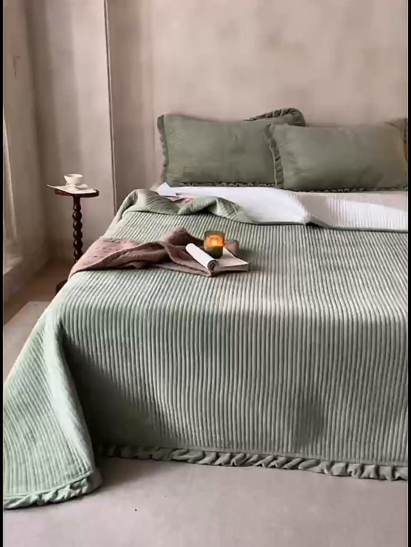 91家纺网 家纺一手货源 找家纺 安莱生活 2025年秋冬新品200克牛奶绒花边床盖单品床盖床盖单件 豆绿
