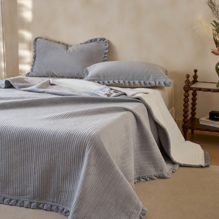 91家纺网 家纺一手货源 找家纺 安莱生活 2025年秋冬新品200克牛奶绒花边床盖单品床盖床盖单件 银灰