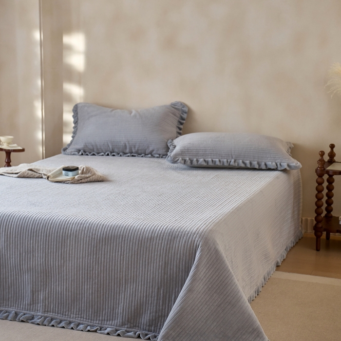 91家纺网 家纺一手货源 找家纺 安莱生活 2025年秋冬新品200克牛奶绒花边床盖单品床盖床盖单件 银灰