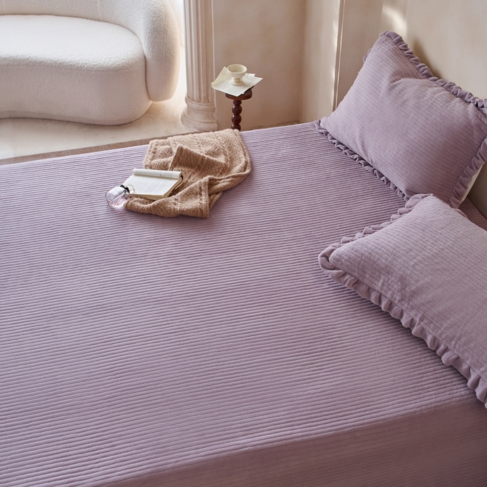 91家纺网 家纺一手货源 找家纺 安莱生活 2025年秋冬新品200克牛奶绒花边床盖单品床盖床盖单件 烟紫