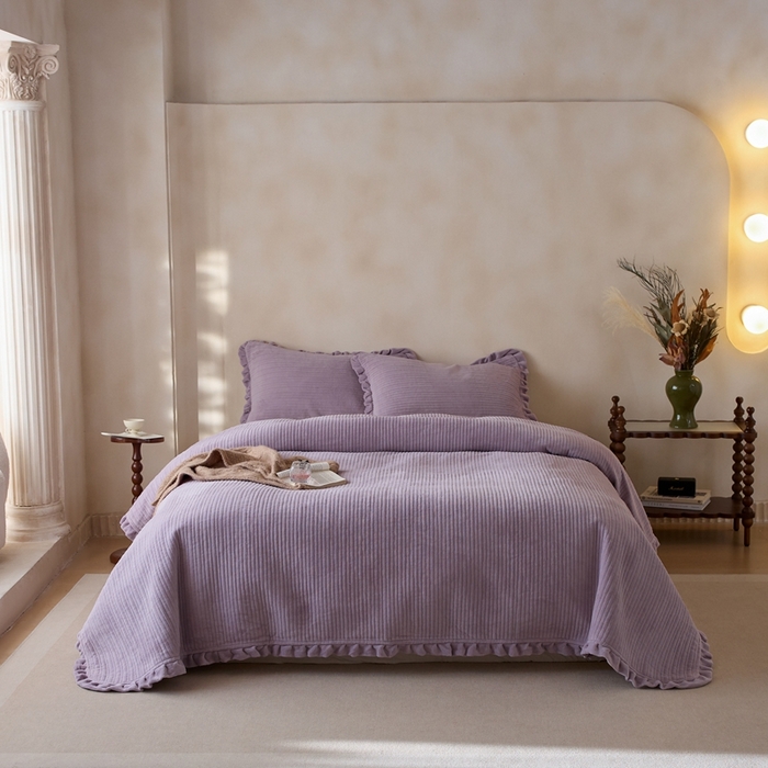 91家纺网 家纺一手货源 找家纺 安莱生活 2025年秋冬新品200克牛奶绒花边床盖单品床盖床盖单件 烟紫