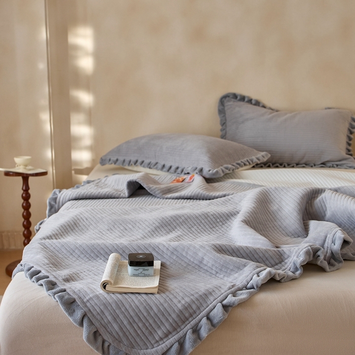 91家纺网 家纺一手货源 找家纺 安莱生活 2025年秋冬新品200克牛奶绒花边床盖单品床盖床盖单件 银灰