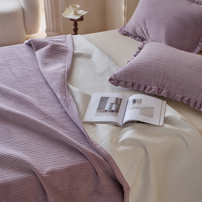 91家纺网 家纺一手货源 找家纺 安莱生活 2025年秋冬新品200克牛奶绒花边床盖单品床盖床盖单件 烟紫