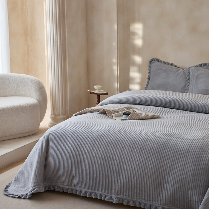 91家纺网 家纺一手货源 找家纺 安莱生活 2025年秋冬新品200克牛奶绒花边床盖单品床盖床盖单件 银灰