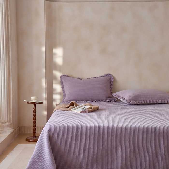 91家纺网 家纺一手货源 找家纺 安莱生活 2025年秋冬新品200克牛奶绒花边床盖单品床盖床盖单件 烟紫