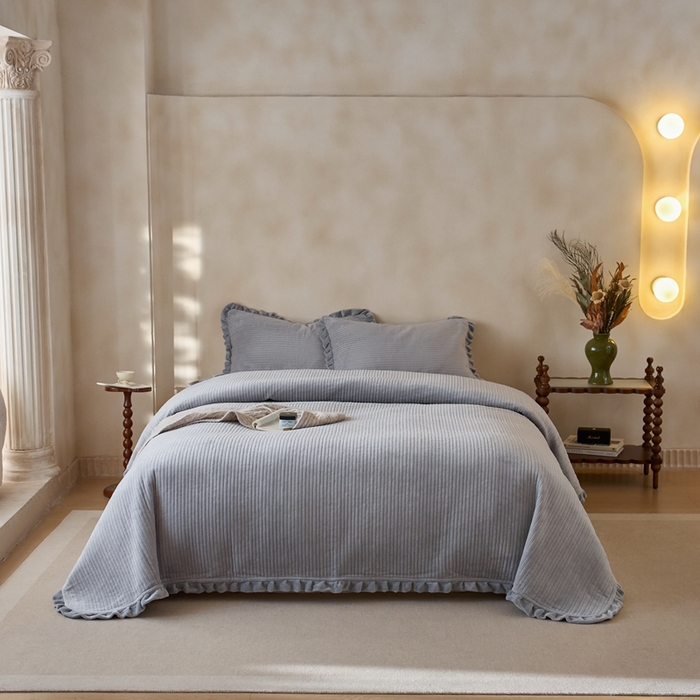 91家纺网 家纺一手货源 找家纺 安莱生活 2025年秋冬新品200克牛奶绒花边床盖单品床盖床盖单件 银灰