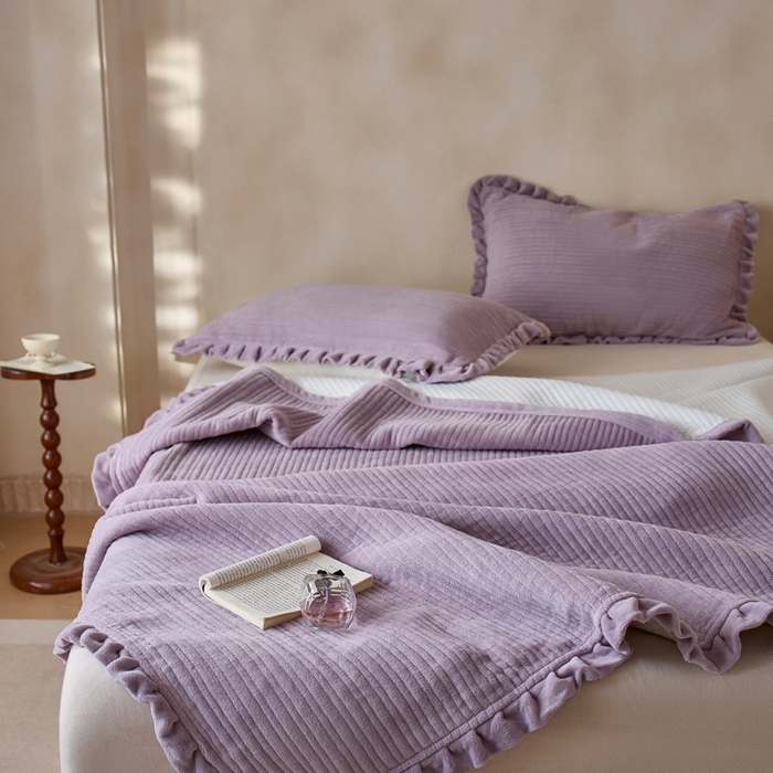 91家纺网 家纺一手货源 找家纺 安莱生活 2025年秋冬新品200克牛奶绒花边床盖单品床盖床盖单件 烟紫