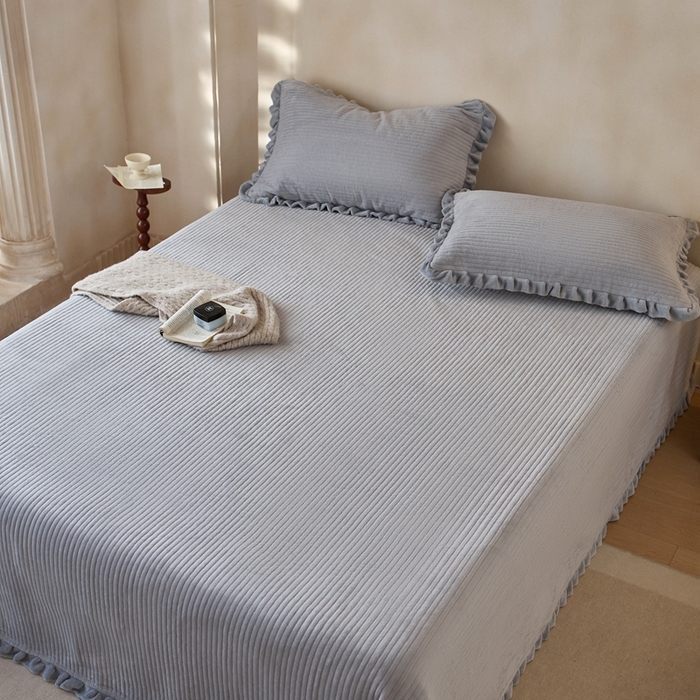 91家纺网 家纺一手货源 找家纺 安莱生活 2025年秋冬新品200克牛奶绒花边床盖单品床盖床盖单件 银灰