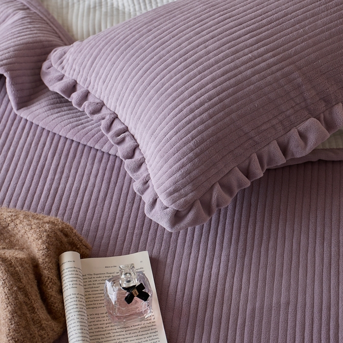 91家纺网 家纺一手货源 找家纺 安莱生活 2025年秋冬新品200克牛奶绒花边床盖单品床盖床盖单件 烟紫