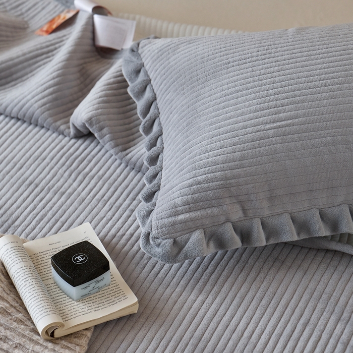 91家纺网 家纺一手货源 找家纺 安莱生活 2025年秋冬新品200克牛奶绒花边床盖单品床盖床盖单件 银灰