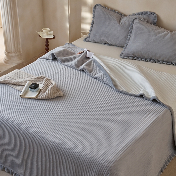 91家纺网 家纺一手货源 找家纺 安莱生活 2025年秋冬新品200克牛奶绒花边床盖单品床盖床盖单件 银灰