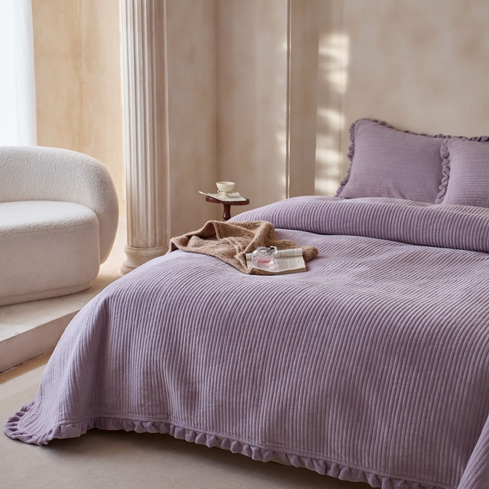 91家纺网 家纺一手货源 找家纺 安莱生活 2025年秋冬新品200克牛奶绒花边床盖单品床盖床盖单件 烟紫