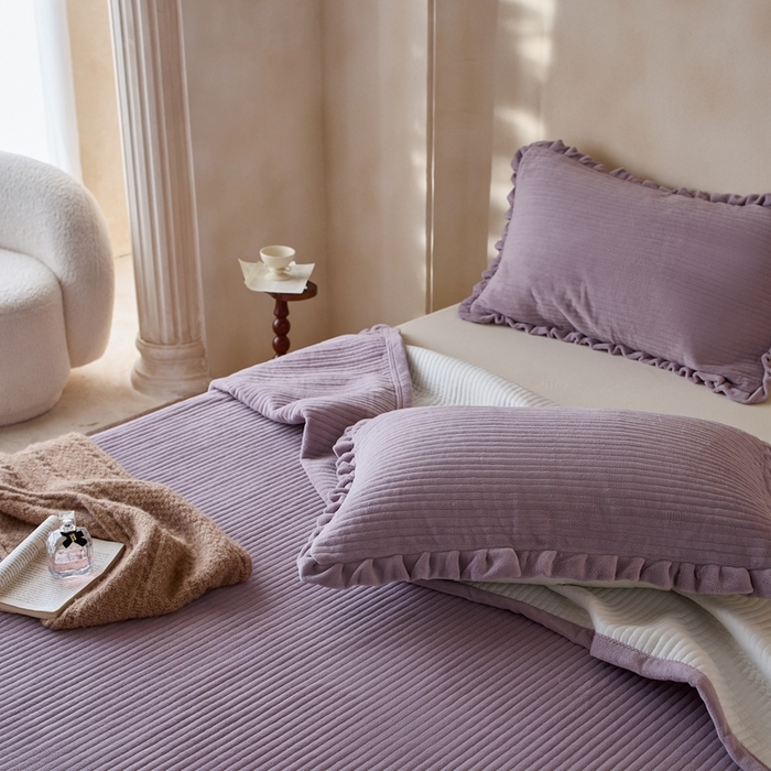 91家纺网 家纺一手货源 找家纺 安莱生活 2025年秋冬新品200克牛奶绒花边床盖单品床盖床盖单件 烟紫
